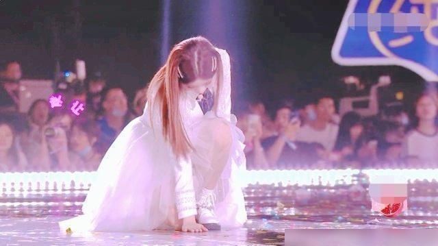 趙粵 陳卓璇出道后趙粵、王藝瑾卻在偷笑,她下意識的動作太打臉了