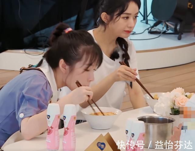 赵丽颖李浩菲吃面条，看清两人的吃相，女明星和艺人差距一目了然
