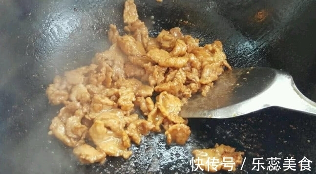 无论炒什么肉，不要放“它”，不然肉又老又柴，还发苦
