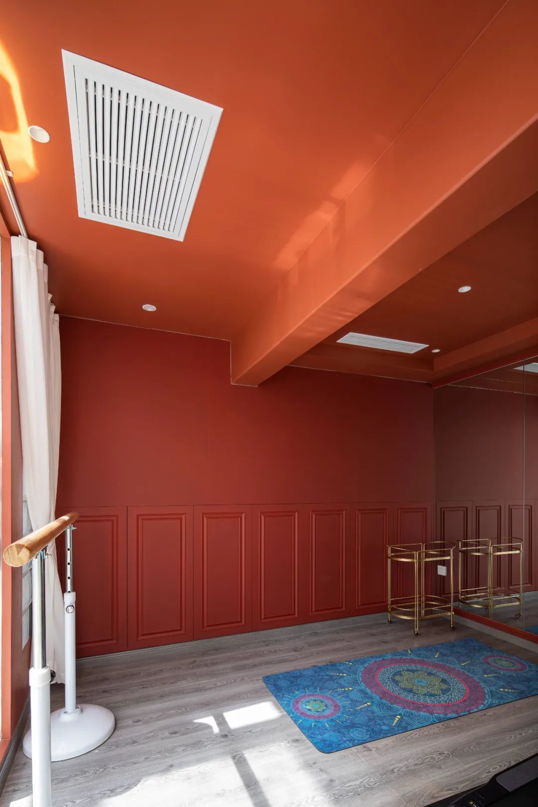 天花|360㎡现代轻奢,有琴房、有舞蹈室,还有独特的楼梯,设计很情趣