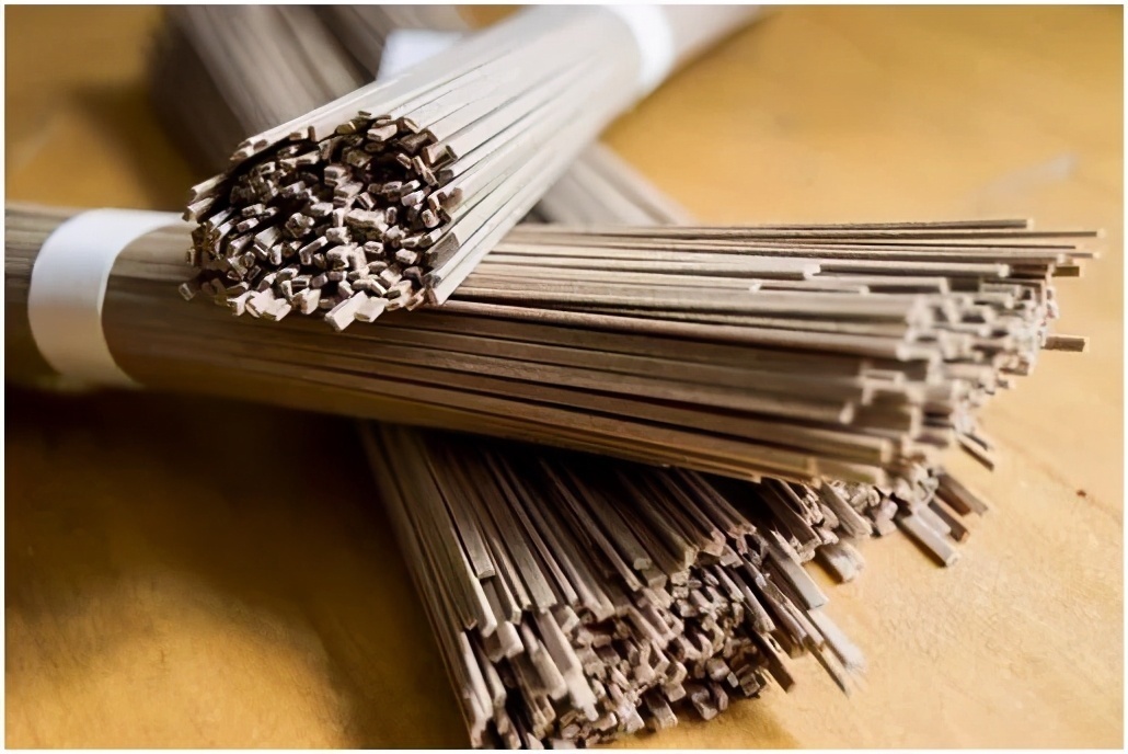 面筋蛋白|这2种挂面吃不得，再便宜也不能买买面条，记住这3点