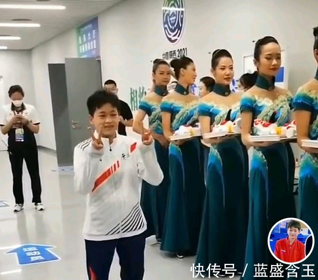 小小年纪|被一群美女簇拥!全红婵故意歪着身子偷窥,站直了后一顿搞笑摆拍!