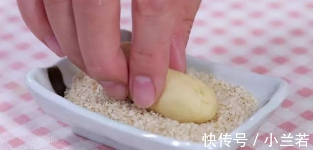 馒头|别只会做馒头，教你个新做法！既当早餐又当零食，好吃得不像话