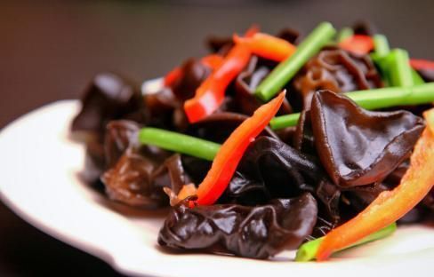 食物|高血压不是突然到来!医生实话:生活饮食注意4点,血压或能稳定