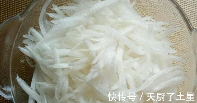 天冷后，遇到此菜别错过，锌是猪肝7倍，做成丸子砂锅鲜美又好吃！