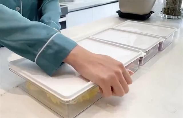 “强迫症”姑娘整理冰箱，食材严格收纳归类，网友：引起舒适