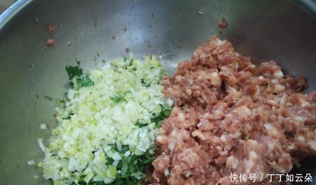 炸藕盒,调面糊用面粉还是淀粉3个窍门告诉你,焦香酥脆抢着吃