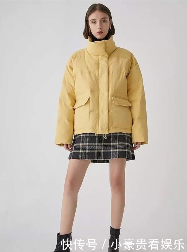今年冬天的最百搭奖,我颁给“羽绒服+半身裙”,谁穿谁美