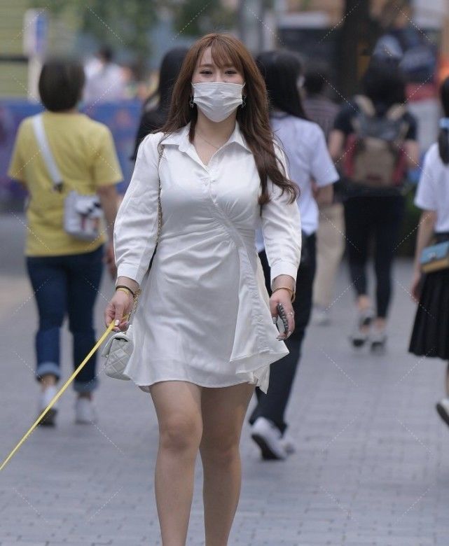 纯白色衬衫微胖美女轻松穿搭,金手环和金链包遛个狗还这么奢侈