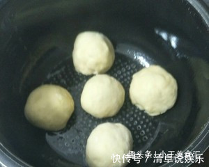 做面包不用买烤箱了,教你一招,用普通锅就能做,2分钟就学会