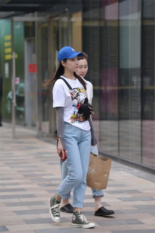 搭配|时尚大方的气质美女，牛仔喇叭裤搭配简洁的短袖，呈现出别具一格的美