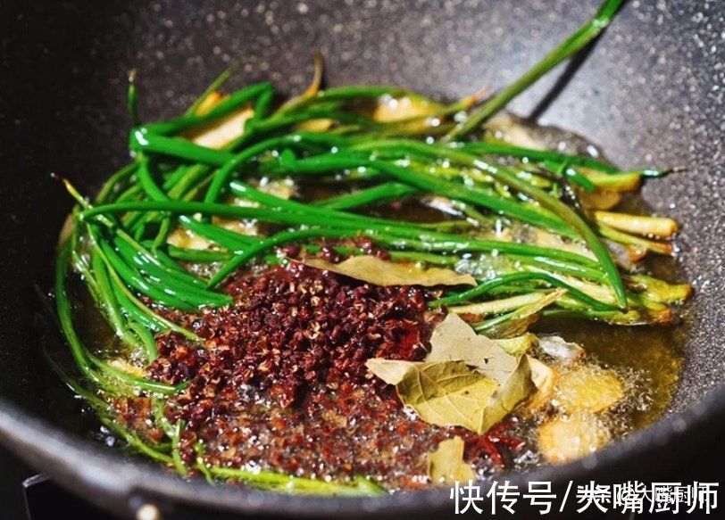 炸辣椒油，最忌直接泼油，教你2个技巧，香辣不发苦，拌啥都好吃
