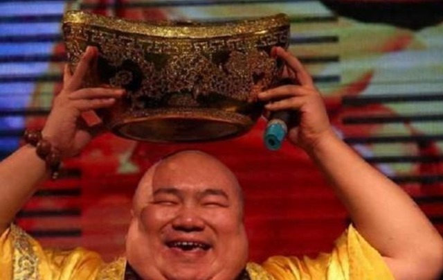 佛教@那个外貌酷似弥勒佛的男子,被富婆看中带回家“供养”,结局如何