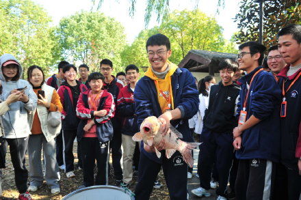 吴江中学|别人家的学校！师生亲自捕鱼捞鱼 全校师生免费吃！