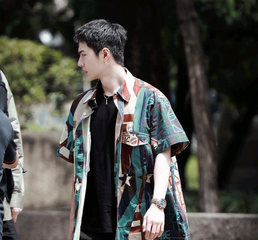 王一博 超拽!王一博外景录制,花衬衫异常醒目,全程皱眉表情包上线