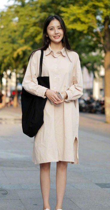 吊带|街拍小姐姐白色吊带配短裤,秀出白皙长腿,媚而不俗