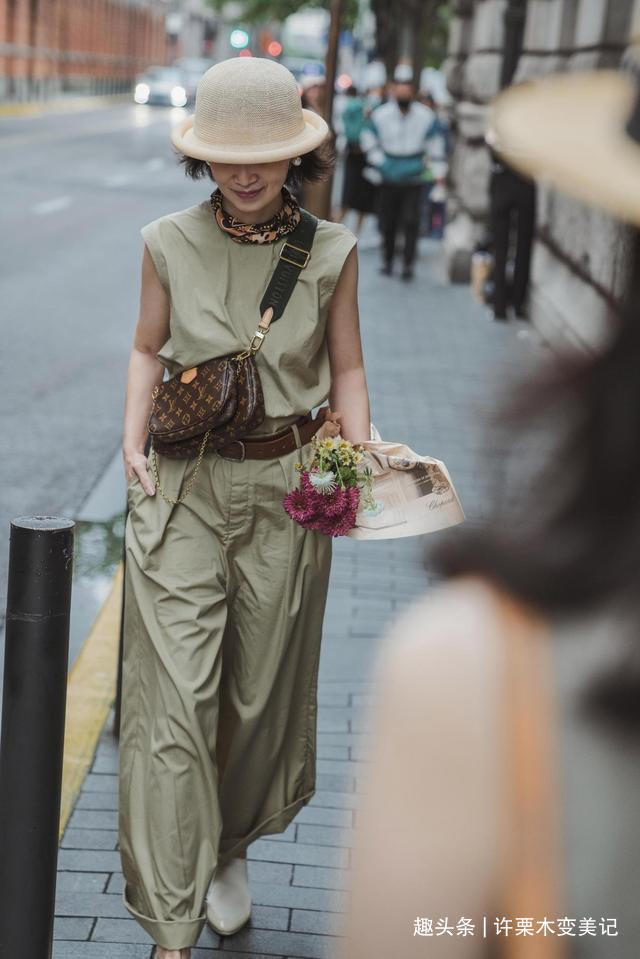 裙装 女人过了50岁,尽量不要衬衫配阔腿裤,学三木妈妈这样穿真优雅