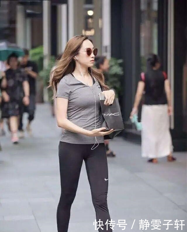 打底裤怎么穿时髦当然是“单穿”了,“引爆”整个街头