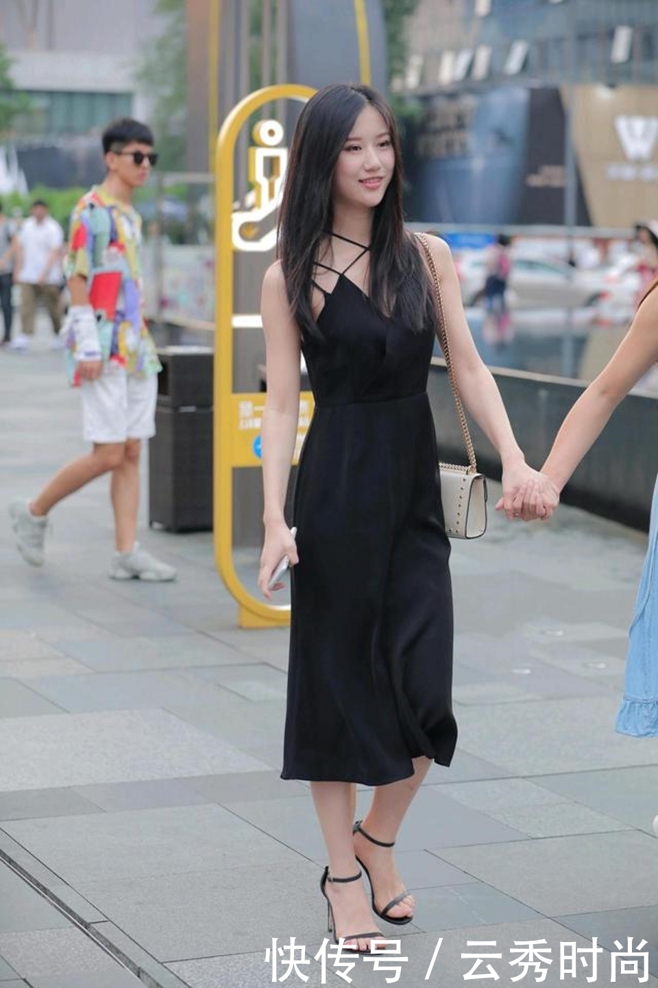 超短裙|小姐姐穿一条西装超短裙,美得无可挑剔