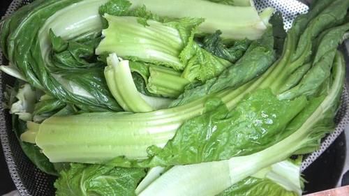 泡酸菜别只加盐，30年老方法告诉你，又酸又脆，放一年不会坏