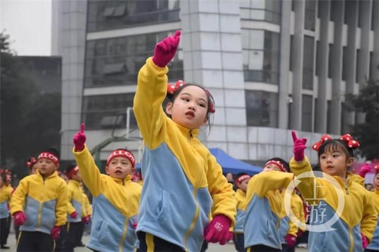 武术操、走秀舞、伞舞……这群孩子为母校办了个热闹生日会