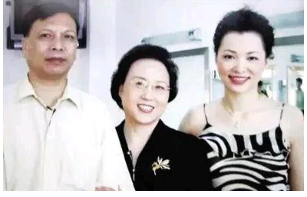 董卿|《朗读者》第三季回来了，董卿咏梅同框走出，优雅和知性相得益彰