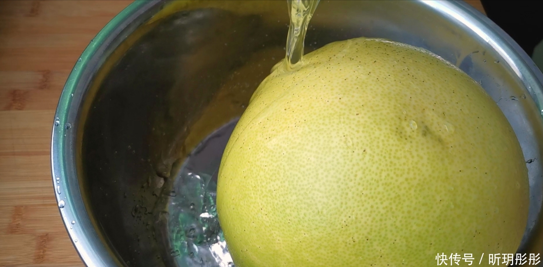 做成|柚子皮不要扔了,做成蜂蜜柚子茶太美味,酸甜可口,吃半年不坏