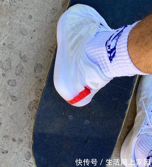 prada 灯芯绒大神SW穿Prada全新联名鞋滑板!难道这是要登场了!