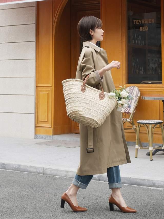 针织衫|你会风衣搭配牛仔裤穿吗？内搭浅蓝色衬衫又飒又美，高级又洋气