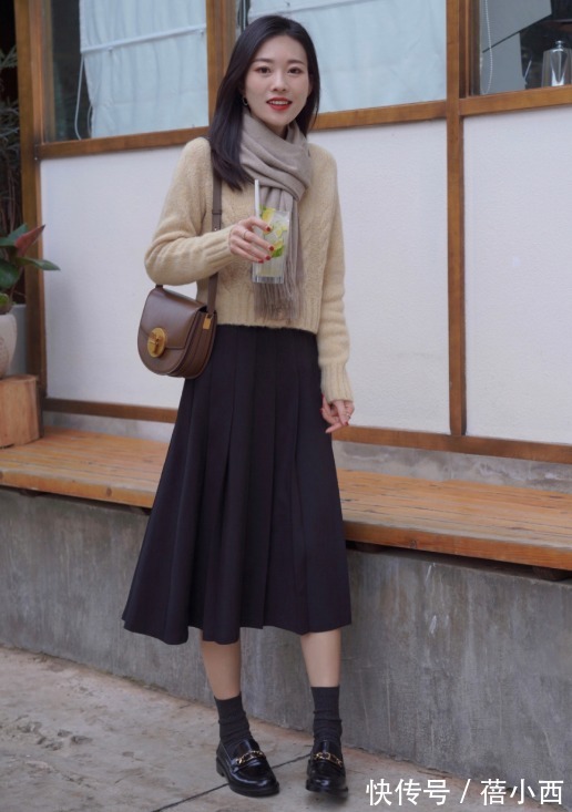 乐福鞋 终于明白“奶奶衫”为什么是2022最火单品,简约耐看还显瘦,超美