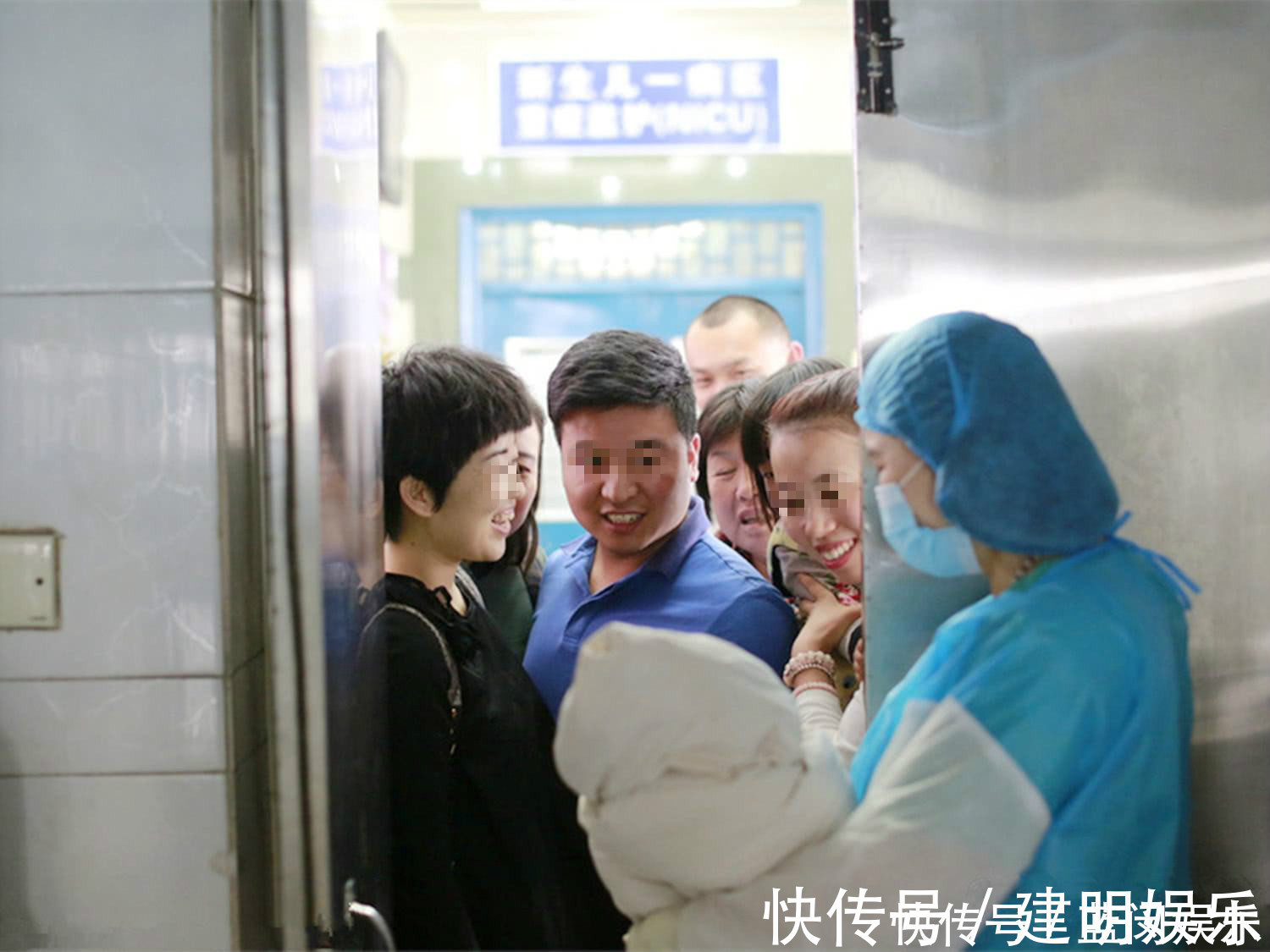 小女孩|二胎妈妈半夜生娃,5岁女儿独自守在产房外,护士询问后潸然泪下