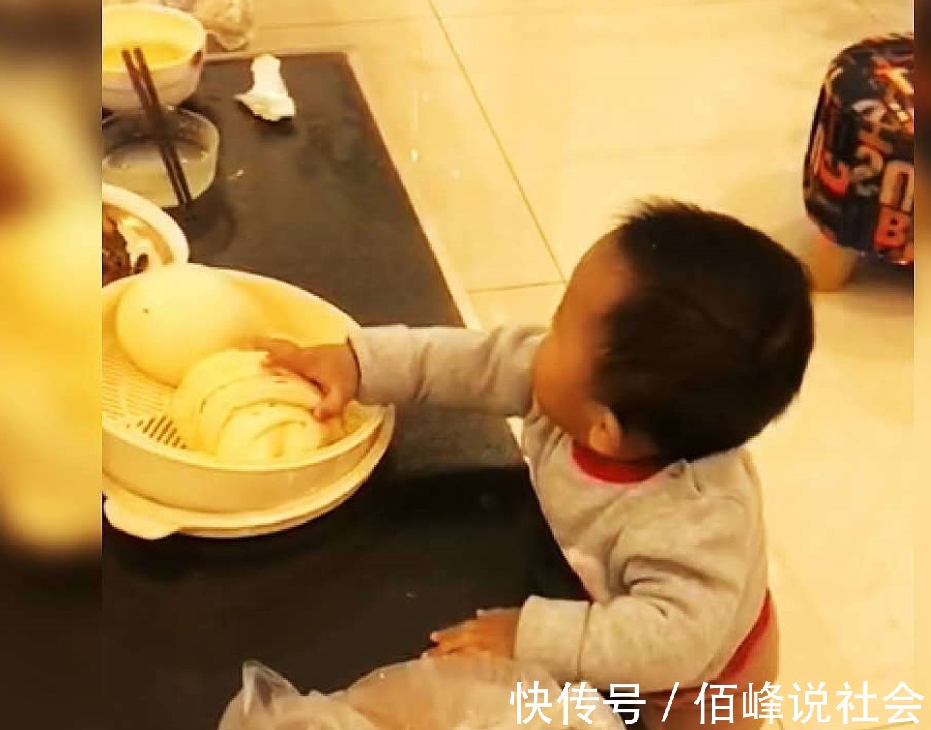 人间的天使|宝宝看附近没人,下一秒萌翻众人,网友:看把孩子给饿的!