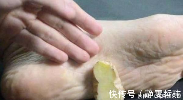 脚心|切1片生姜贴脚底,4大好处不请自来,坚持7天身体变化惊人