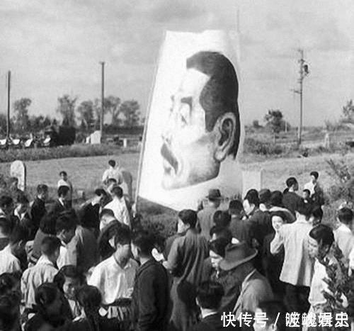 鲁迅葬礼老照片国母主持葬礼,16位大佬来抬棺,送行队伍几十里