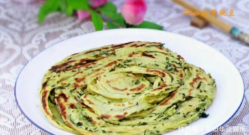 红薯做成这个手抓饼一家人抢着吃,吃了以后就停不下来了,美味又解馋