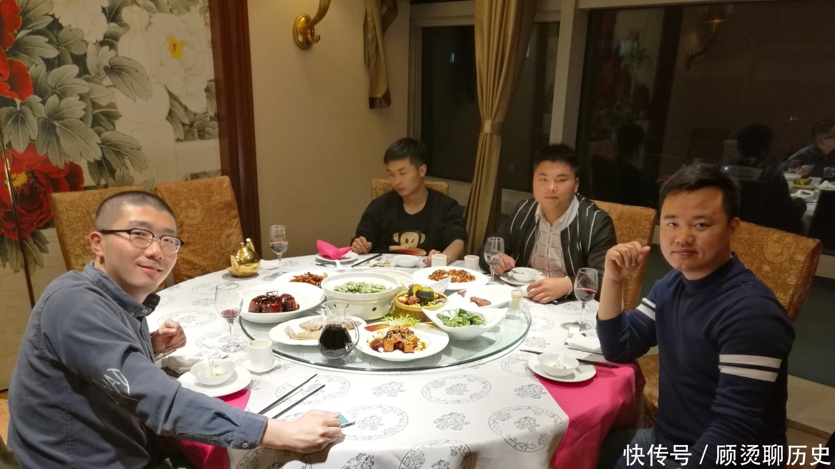 亲密|俗语“人到中年两不交”是什么意思?无论曾经多么亲密,该舍就舍