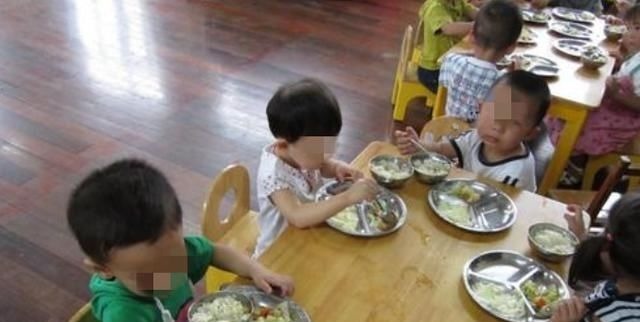 莉莉|女儿总夸幼儿园饭菜香,每顿吃俩大碗,看到午餐照后妈妈备受打击