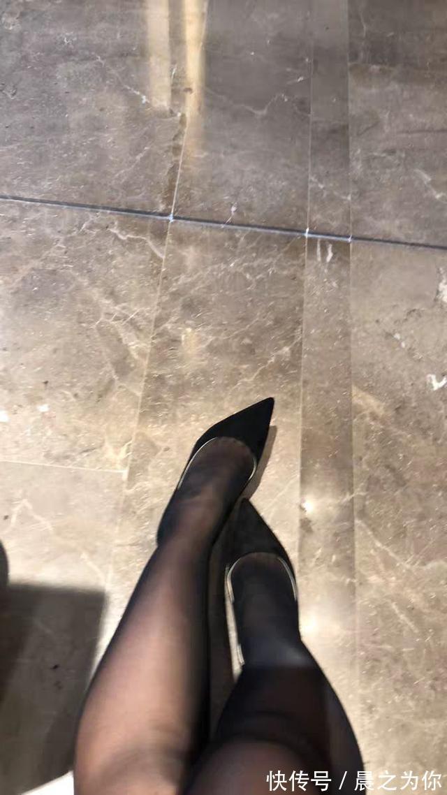 尖头 尖头细跟鞋露出脚面的样式增加造型感,让人看上去好穿到没脾气