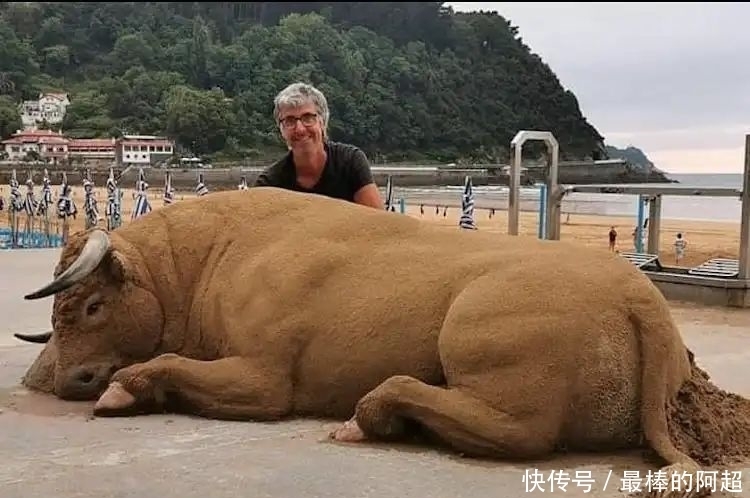 他创作出超写实的沙雕动物,一头用沙子堆成的公牛,引起轰动