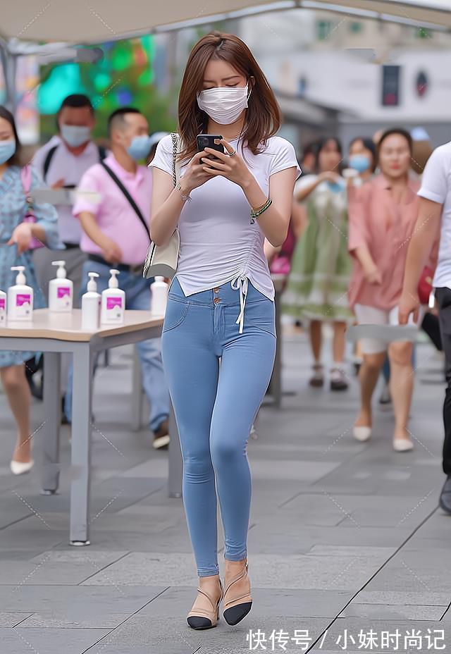 休闲 褶皱T恤搭配无痕牛仔裤,休闲中又不失时尚美感,可盐可甜