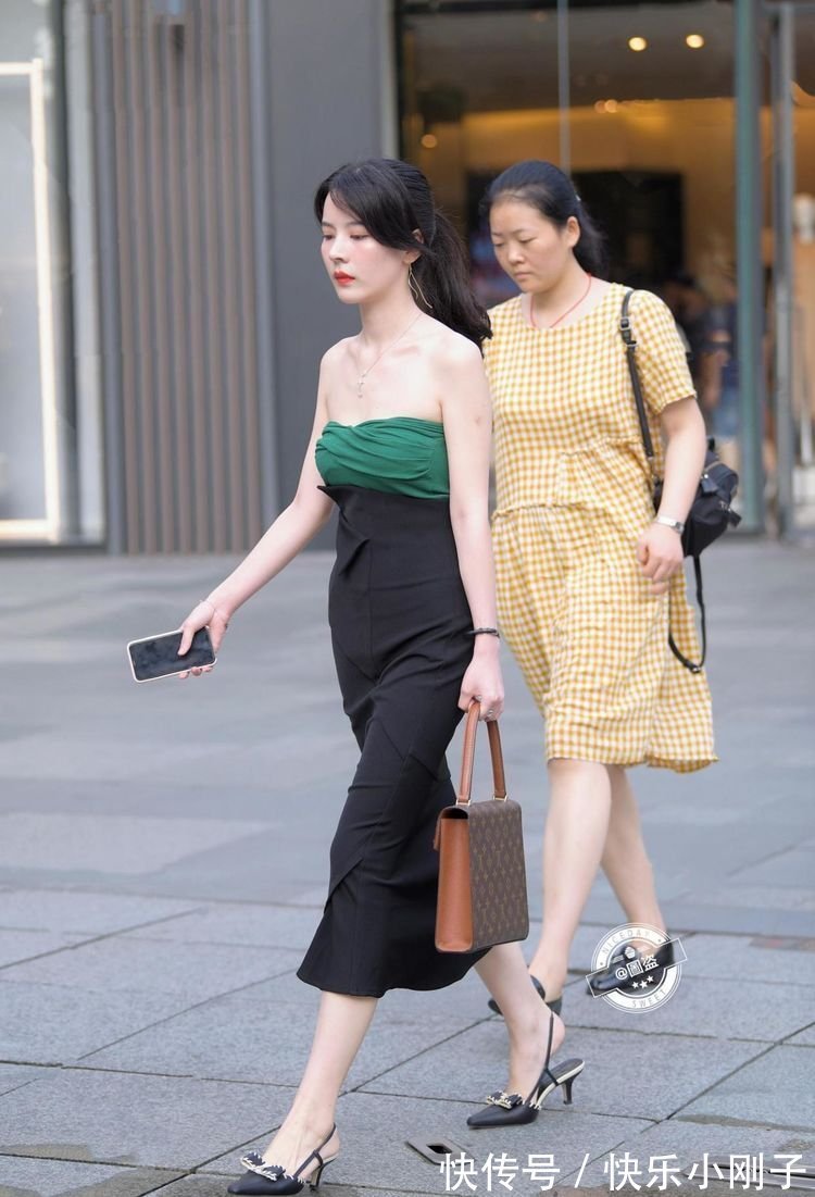 连衣裙|温柔的浅棕色背心上衣,搭配复古喇叭裤,造型变得大方美丽