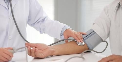 高血压患者|高血压晚上要喝水吗?对身体有何好处?医生:4个注意事项要牢记