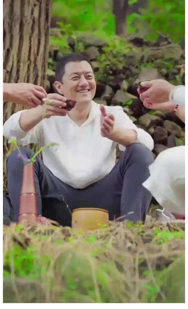 李子柒|李亞鵬模仿李子柒拍視頻，納布鞋、種蘿卜，網(wǎng)友質(zhì)疑挖走她的墻角