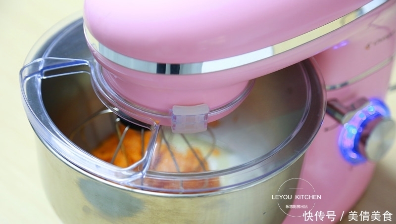 南瓜花样吃法,用平底锅做成点心,又甜又软,外面卖十几块钱一个