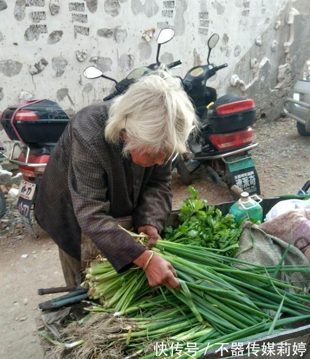 农村老奶奶每天推车卖菜，从不打农药，却被人嫌脏
