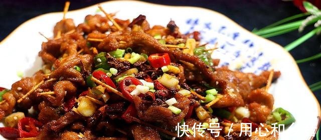 口感绝佳的童年小食,孜然牙签肉,香酥脆嫩,美味无比!