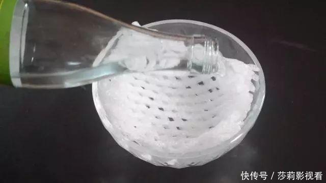 卫生间里放一个水果网套，一年能省下不少钱，很实用