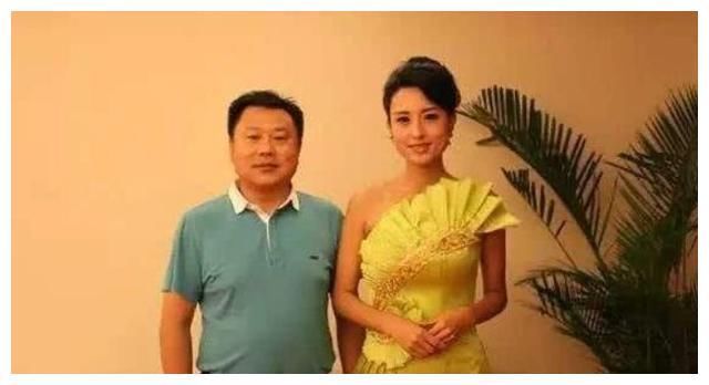 她是央視主持人,丈夫比她大20歲,站一起像父女