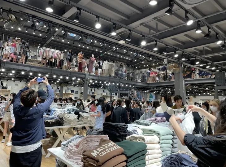 bm|成千上万的女生在三里屯做BM女孩