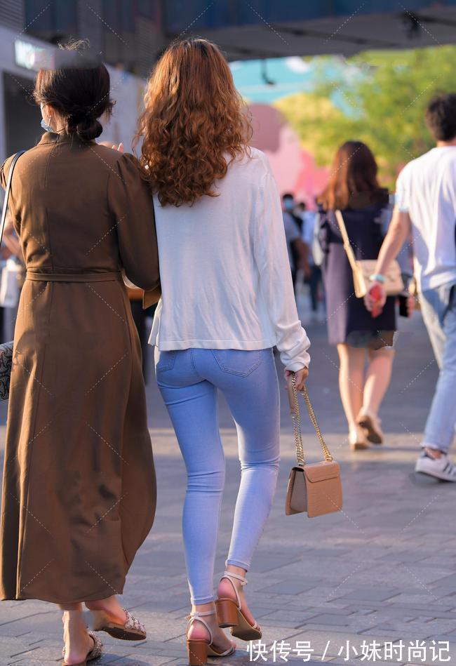 落落大方|针织开衫搭配细腻的蓝色紧身裤,知性优雅,落落大方